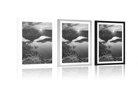 PLAKAT S PASPARTUOM ZADIVLJUJUĆA PLANINSKA PANORAMA SA ZALASKOM SUNCA U CRNO-BIJELOM DIZAJNU - CRNO-BIJELE - PLAKATI