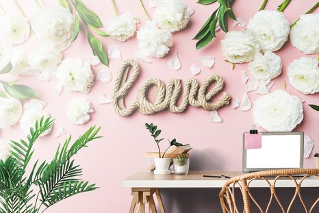 FOTOTAPETE MIT DER AUFSCHRIFT LOVE IM ROMANTISCHEN DESIGN - TAPETEN MIT ZITATEN UND SPRÜCHEN - TAPETEN