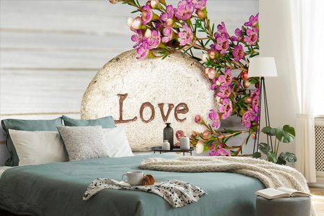 ΤΟΙΧΟΓΡΑΦΊΑ ΜΕ ΤΗΝ ΕΠΙΓΡΑΦΉ "LOVE" ΣΕ ΜΙΑ ΠΈΤΡΑ - ΑΠΟΣΠΆΣΜΑΤΑ ΤΑΠΕΤΣΑΡΊΑΣ ΚΑΙ ΠΑΝΌ - ΤΑΠΕΤΣΑΡΊΕΣ