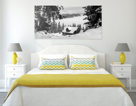 TABLEAU SUR TOILE – CABANE EN BOIS PRÈS DE PINS ENNEIGÉS EN NOIR ET BLANC - TABLEAUX EN NOIR ET BLANC - TABLEAUX