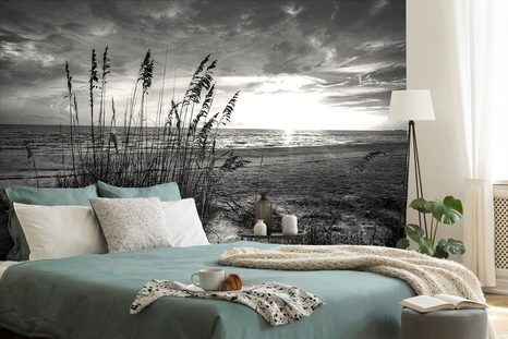 SELBSTKLEBENDE FOTOTAPETE SONNENUNTERGANG AM STRAND IN SCHWARZ-WEISS - SELBSTKLEBENDE TAPETEN - TAPETEN