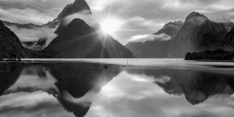 OBRAZ MILFORD SOUND PŘI VÝCHODU SLUNCE V ČERNOBÍLÉM PROVEDENÍ - ČERNOBÍLÉ OBRAZY - OBRAZY