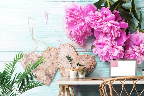 SAMOLEPÍCÍ FOTOTAPETA PIVOŇKY A BŘEZOVÁ SRDÍČKA - SAMOLEPÍCÍ TAPETY - TAPETY