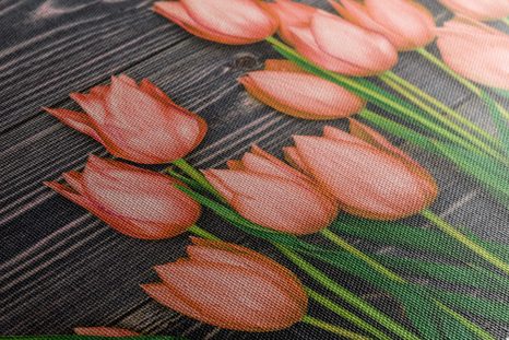 KÉP ELBŰVÖLŐ NARANCSSÁRGA TULIPÁNOK FÁBÓL KÉSZÜLT HÁTTÉREN - KÉPEK - 🔥 TELJES KIÁRUSÍTÁS