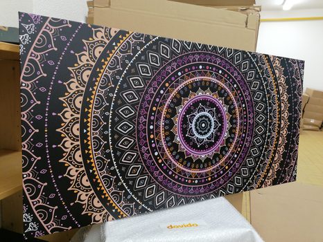 SLIKA MANDALA Z VZORCEM SONCA V VIJOLIČNIH ODTENKIH - SLIKE FENG SHUI - SLIKE