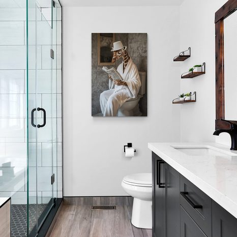 QUADRO SU TELA – GIRAFFA CON GIORNALE IN BAGNO - QUADRI DI ZEBRE E GIRAFFE - STAMPE E QUADRI