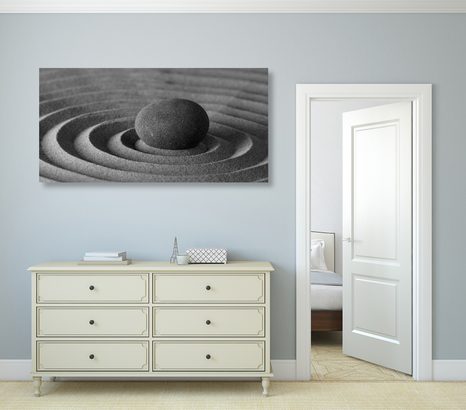 OBRAZ MEDITUJÚCI KAMEŇ V ČIERNOBIELOM PREVEDENÍ - ČIERNOBIELE OBRAZY - OBRAZY