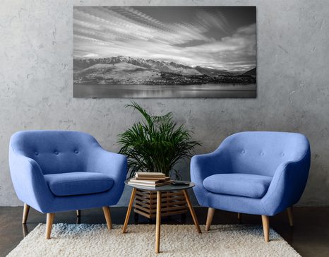 WANDBILD UNTERGEHENDE SONNE ÜBER DEM SEE IN SCHWARZ-WEISS - SCHWARZ-WEISSE BILDER - BILDER