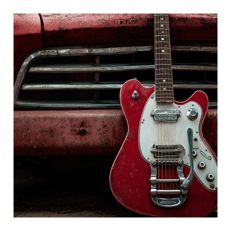 SLIKA CRVENA GITARA ISPRED AUTOMOBILA - GLAZBENE SLIKE - SLIKE