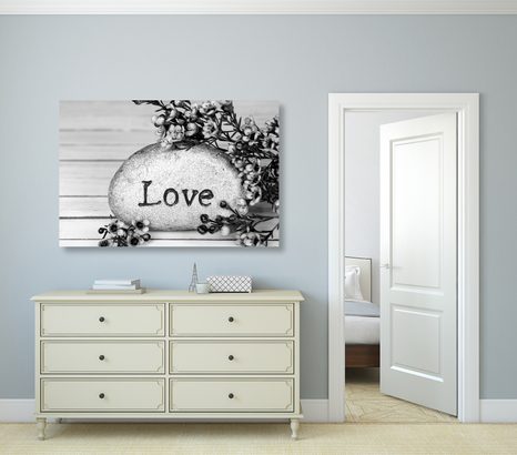 WANDBILD MIT AUFSCHRIFT AUF STEIN LOVE IN SCHWARZ-WEISS - SCHWARZ-WEISSE BILDER - BILDER