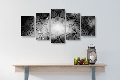 5-DÍLNÝ OBRAZ MANDALA S POZADÍM GALAXIE V ČERNOBÍLÉM PROVEDENÍ - ČERNOBÍLÉ OBRAZY - OBRAZY