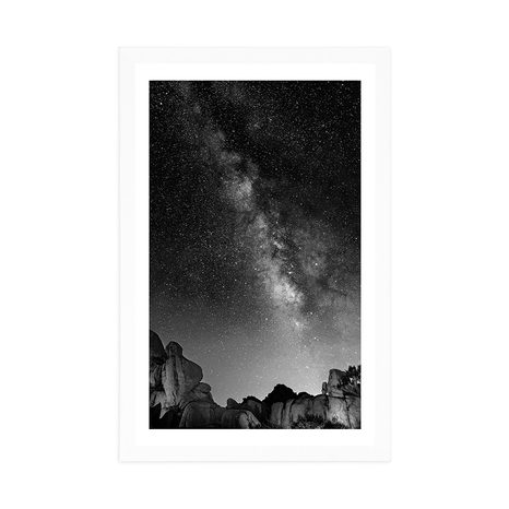 PLAGÁT S PASPARTOU HVIEZDNA OBLOHA NAD SKALAMI V ČIERNOBIELOM PREVEDENÍ - ČIERNOBIELE - PLAGÁTY