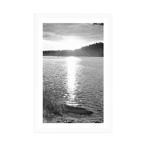 PLAGÁT S PASPARTOU ZÁPAD SLNKA NAD JAZEROM V ČIERNOBIELOM PREVEDENÍ - PRÍRODA - PLAGÁTY