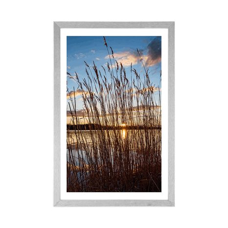 AFFICHE AVEC PASSE-PARTOUT – RIVIÈRE PAISIBLE PRÈS DU VILLAGE - NATURE - AFFICHES