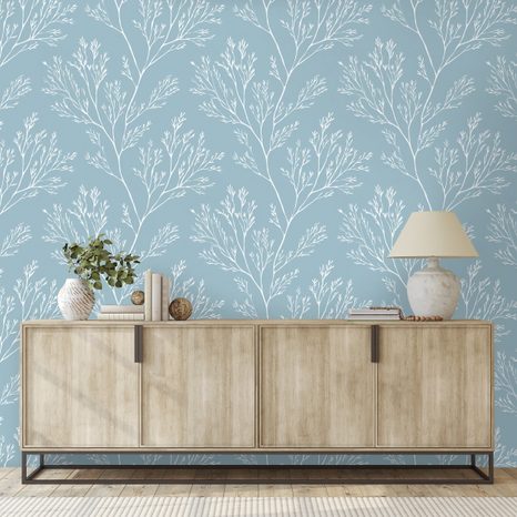 SAMOLEPÍCÍ FOTOTAPETA BÍLÉ VĚTVIČKY NA MODRÉM POZADÍ - VZOROVANÉ TAPETY - TAPETY