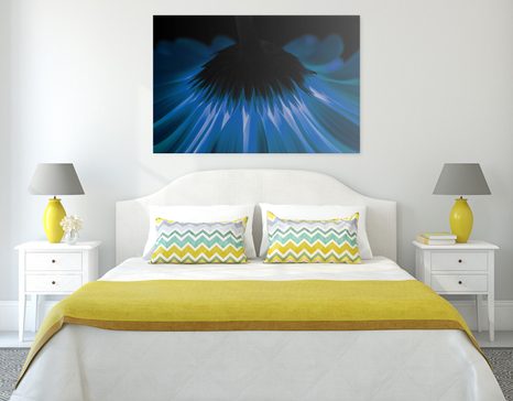 КАРТИНА НА ПЛАТНО – СИНЯ ГЕРБЕРА НА ТЪМЕН ФОН - КАРТИНИ С ЦВЕТЯ - КАРТИНИ