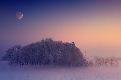 SAMOLEPÍCÍ TAPETA ÚPLNĚK MĚSÍCE NAD VESNICÍ - SAMOLEPÍCÍ TAPETY - TAPETY