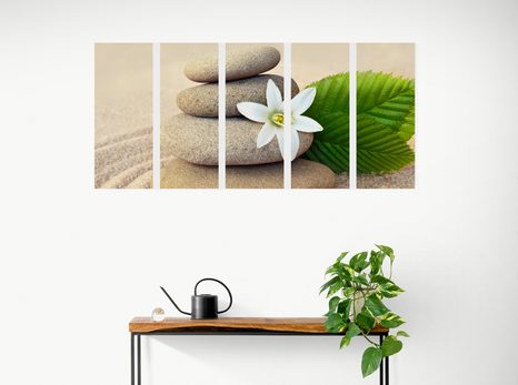 5-DÍLNÝ OBRAZ BÍLÝ KVĚT A KAMENY V PÍSKU - OBRAZY FENG SHUI - OBRAZY
