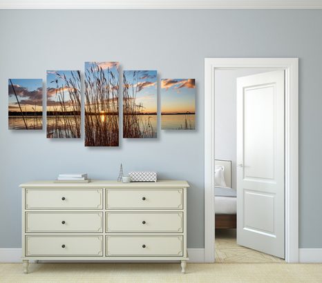 5-TEILIGES WANDBILD RUHIGER FLUSS BEIM DORF - BILDER VON NATUR UND LANDSCHAFT - BILDER