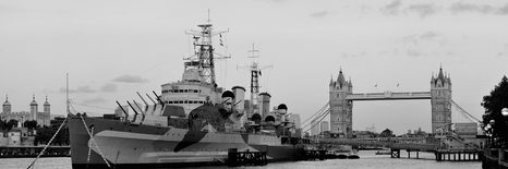 OBRAZ NÁDHERNÁ LOĎ NA ŘECE TEMŽE V LONDÝNĚ V ČERNOBÍLÉM PROVEDENÍ - ČERNOBÍLÉ OBRAZY - OBRAZY