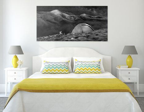 КАРТИНА НА ПЛАТНО – ПАЛАТКА ПОД НОЩНОТО НЕБЕ В ЧЕРНО-БЯЛО - ЧЕРНО-БЕЛИ КАРТИНИ - КАРТИНИ