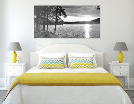 SLIKA SONČNI ZAHOD NAD JEZEROM V ČRNOBELI IZVEDBI - ČRNOBELE SLIKE - SLIKE