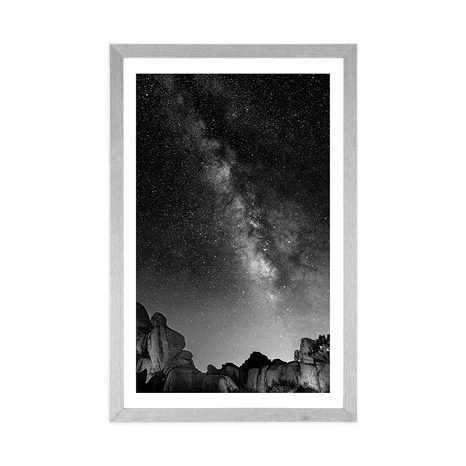 PLAGÁT S PASPARTOU HVIEZDNA OBLOHA NAD SKALAMI V ČIERNOBIELOM PREVEDENÍ - ČIERNOBIELE - PLAGÁTY