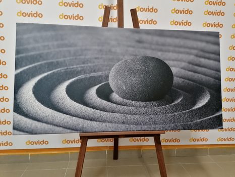 OBRAZ MEDITUJÚCI KAMEŇ V ČIERNOBIELOM PREVEDENÍ - ČIERNOBIELE OBRAZY - OBRAZY