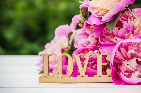 FOTOTAPETE PFINGSTROSEN MIT AUFSCHRIFT LOVE - TAPETEN MIT BLUMENMOTIVEN - TAPETEN