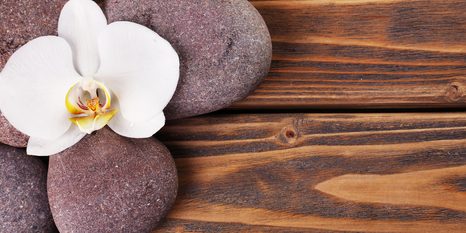 OBRAZ WELLNES KAMENY A ORCHIDEJ NA DŘEVĚNÉM POZADÍ - OBRAZY FENG SHUI - OBRAZY