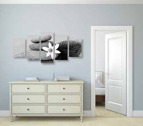 5-DÍLNÝ OBRAZ KVĚT A KAMENY V PÍSKU V ČERNOBÍLÉM PROVEDENÍ - ČERNOBÍLÉ OBRAZY - OBRAZY