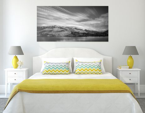 WANDBILD UNTERGEHENDE SONNE ÜBER DEM SEE IN SCHWARZ-WEISS - SCHWARZ-WEISSE BILDER - BILDER