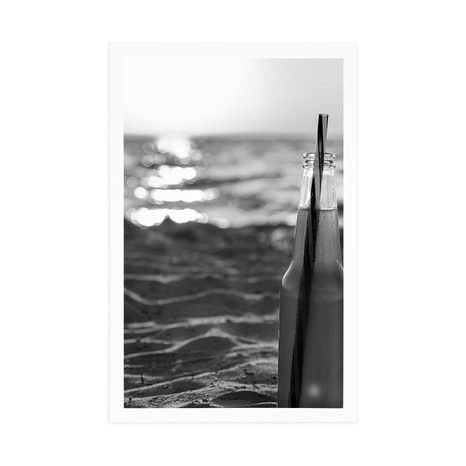 POSTER – BEVANDA RINFRESCANTE SULLA SPIAGGIA IN BIANCO E NERO - NERO E BIANCO - POSTER