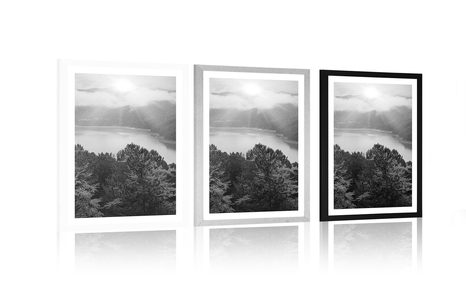 PLAKAT Z PASSE-PARTOUT RZEKA W ŚRODKU LASU W CZERNI I BIELI - CZARNOBIAŁE - PLAKATY