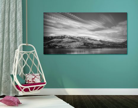 WANDBILD UNTERGEHENDE SONNE ÜBER DEM SEE IN SCHWARZ-WEISS - SCHWARZ-WEISSE BILDER - BILDER