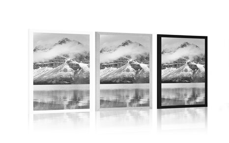 PLAKAT JEZERO BLIZU PREKRASNE PLANINE U CRNO-BIJELOM DIZAJNU - CRNO-BIJELE - PLAKATI