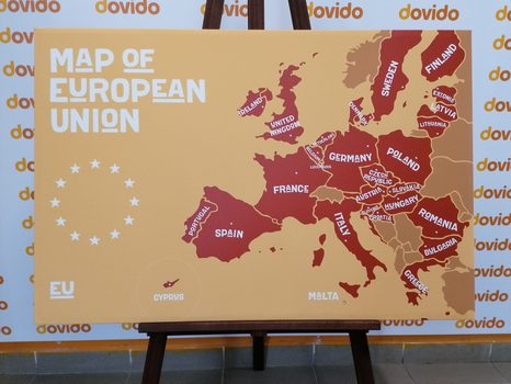 OBRAZ MAPA EDUKACYJNA Z NAZWAMI PAŃSTW UNII EUROPEJSKIEJ W ODCIENIACH BRĄZU - OBRAZY MAPY - OBRAZY
