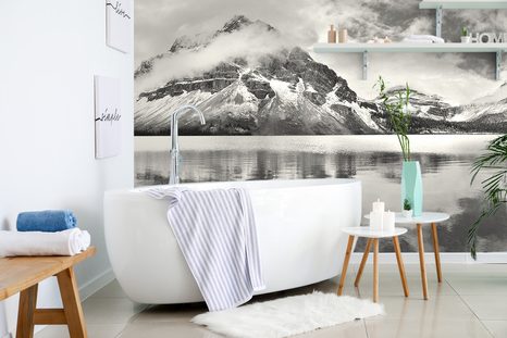 SAMOLEPÍCÍ FOTOTAPETA JEZERO POBLÍŽ HORY V ČERNOBÍLÉM - SAMOLEPÍCÍ TAPETY - TAPETY