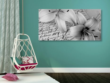 SLIKA LILIJA NA STAREM DOKUMENTU V ČRNOBELI IZVEDBI - ČRNOBELE SLIKE - SLIKE