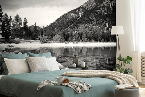 FOTOTAPETA ČERNOBÍLÉ JEZERO OBKLOPENÉ PŘÍRODOU - ČERNOBÍLÉ TAPETY - TAPETY