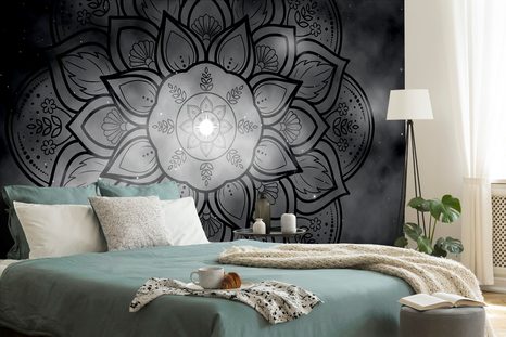 TAPETE SCHWARZ-WEISSES MANDALA MIT DEM HINTERGRUND DER GALAXIE - TAPETEN MIT FENG SHUI-MOTIVEN - TAPETEN