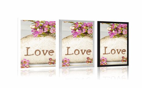 PLAKÁT S NÁPISEM NA KAMENI LOVE - LÁSKA - PLAKÁTY