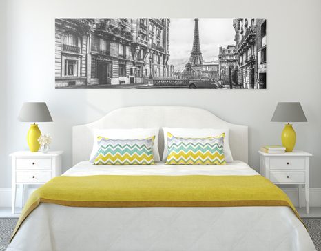 КАРТИНА НА ПЛАТНО – ИЗГЛЕД НА АЙФЕЛОВАТА КУЛА ОТ УЛИЦА В ПАРИЖ В ЧЕРНО И БЯЛО - ЧЕРНО-БЕЛИ КАРТИНИ - КАРТИНИ