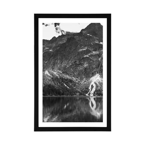 PLAKAT S PASPARTUOM JEZERO MORSKÉ OKO U TATRAMA U CRNO-BIJELOM DIZAJNU - CRNO-BIJELE - PLAKATI