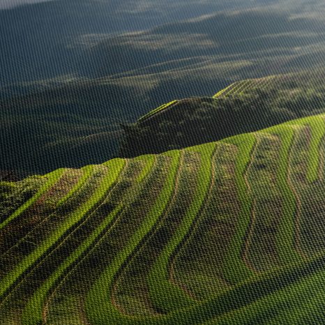 WANDBILD RUHIGES TAL IN DEN BERGEN - WANDBILDER FELDER UND WIESEN - BILDER