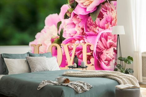 FOTOTAPETE PFINGSTROSEN MIT AUFSCHRIFT LOVE - TAPETEN MIT BLUMENMOTIVEN - TAPETEN