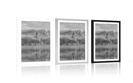 AFFICHE – ÉGLISE PRÈS DU LAC BLED EN SLOVÉNIE EN NOIR ET BLANC - NATURE - AFFICHES