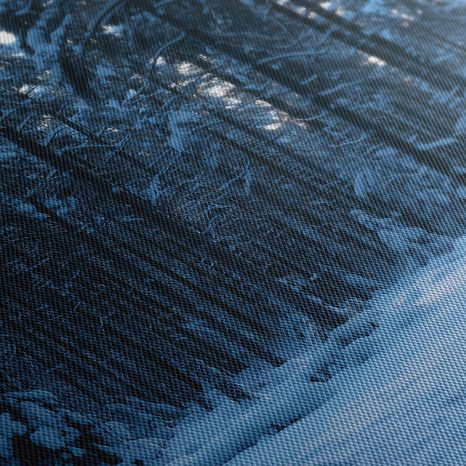 CANVASTAVLA SNÖTÄCKT SKOG I BLÅ SKYMNING - JUL- OCH VINTERTAVLOR - TAVLOR
