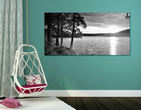 SLIKA SONČNI ZAHOD NAD JEZEROM V ČRNOBELI IZVEDBI - ČRNOBELE SLIKE - SLIKE