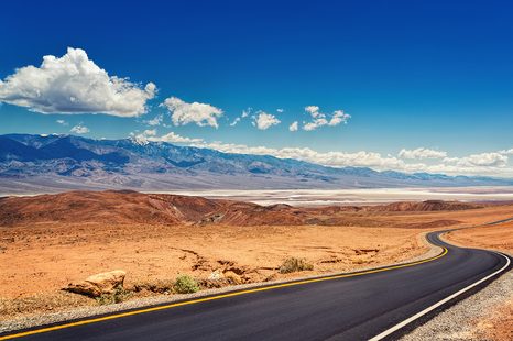 SAMOLEPÍCÍ FOTOTAPETA CESTA UPROSTŘED ZEMĚ - SAMOLEPÍCÍ TAPETY - TAPETY